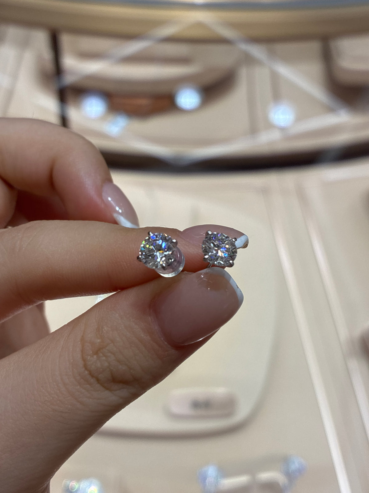 For 18k total 2.06ct round cut earnings DVVS