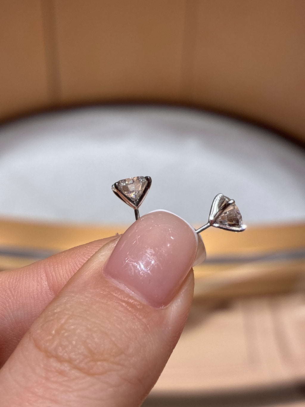 For 18k total 2.06ct round cut earnings DVVS