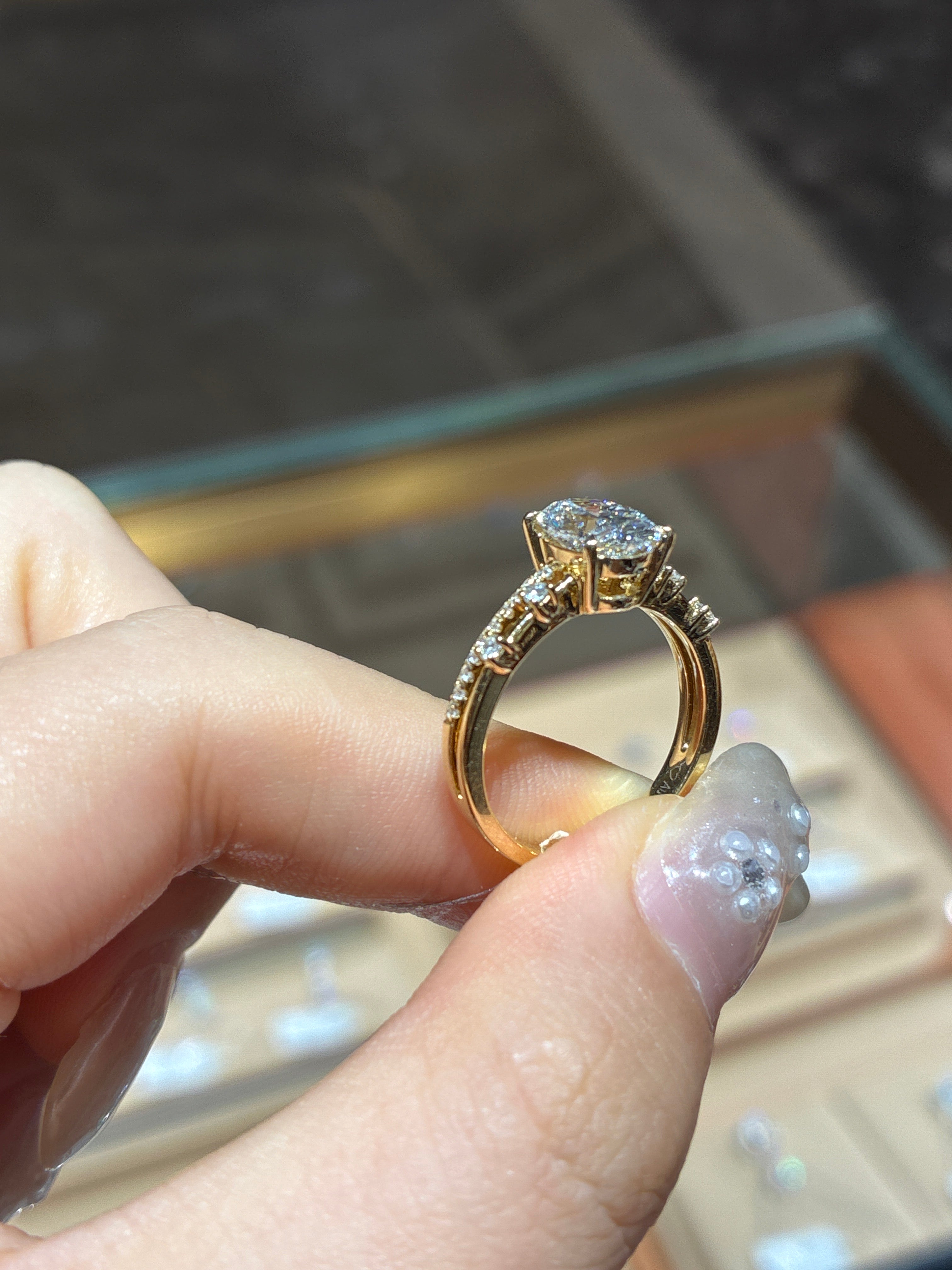 For kaydeevee 18k oval special design main stone1.5ct side stone 0.2ct D /vvs2