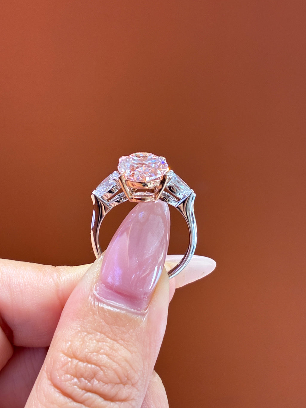 for simondoggiecrew 18k Three-stone ring with a 4ct center stone and 0.8ct side stones FVP/VS1